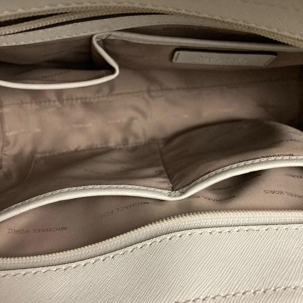 Michael Kors White Shoulder Bag with Silver Chain - Picture 5 of 8